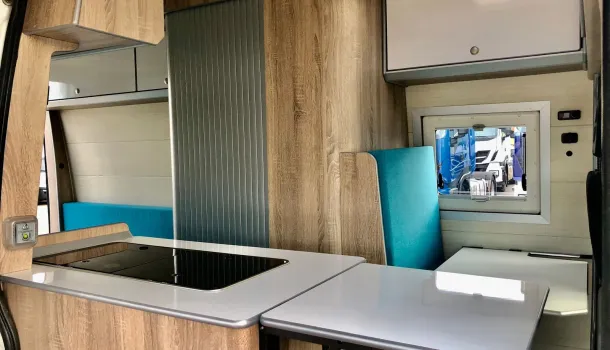 Imagen de furgoneta camperizada por dentro